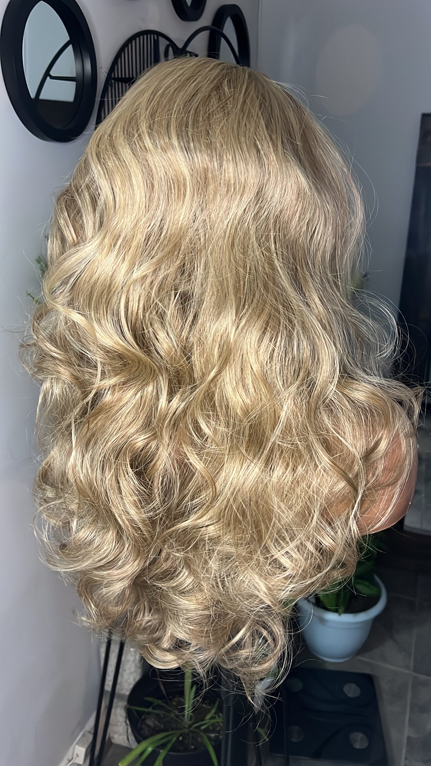 Perruque blend hair de qualité supérieure 22 pouces , bouclés couleur blond ombré châtain clair