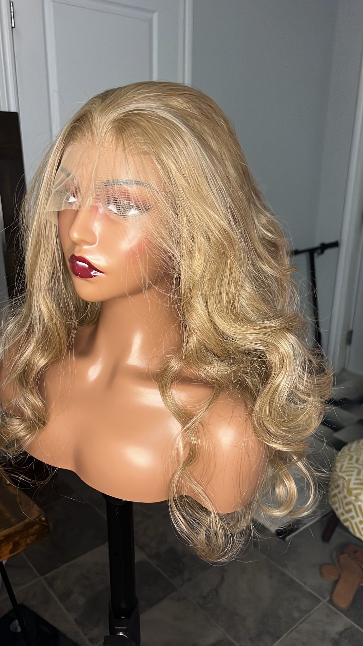 Perruque blend hair de qualité supérieure 22 pouces , bouclés couleur blond ombré châtain clair