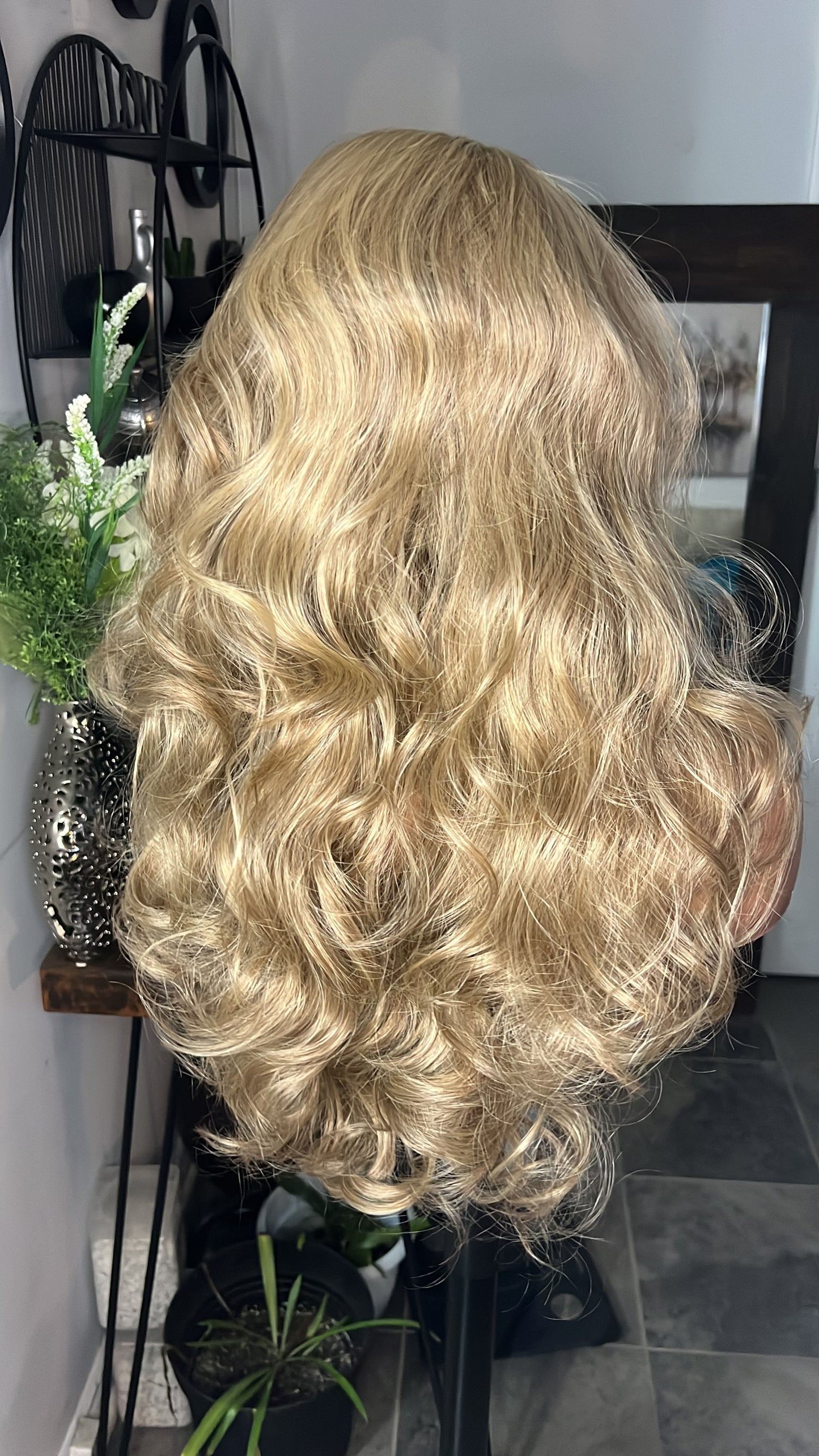 Perruque blend hair de qualité supérieure 22 pouces , bouclés couleur blond ombré châtain clair