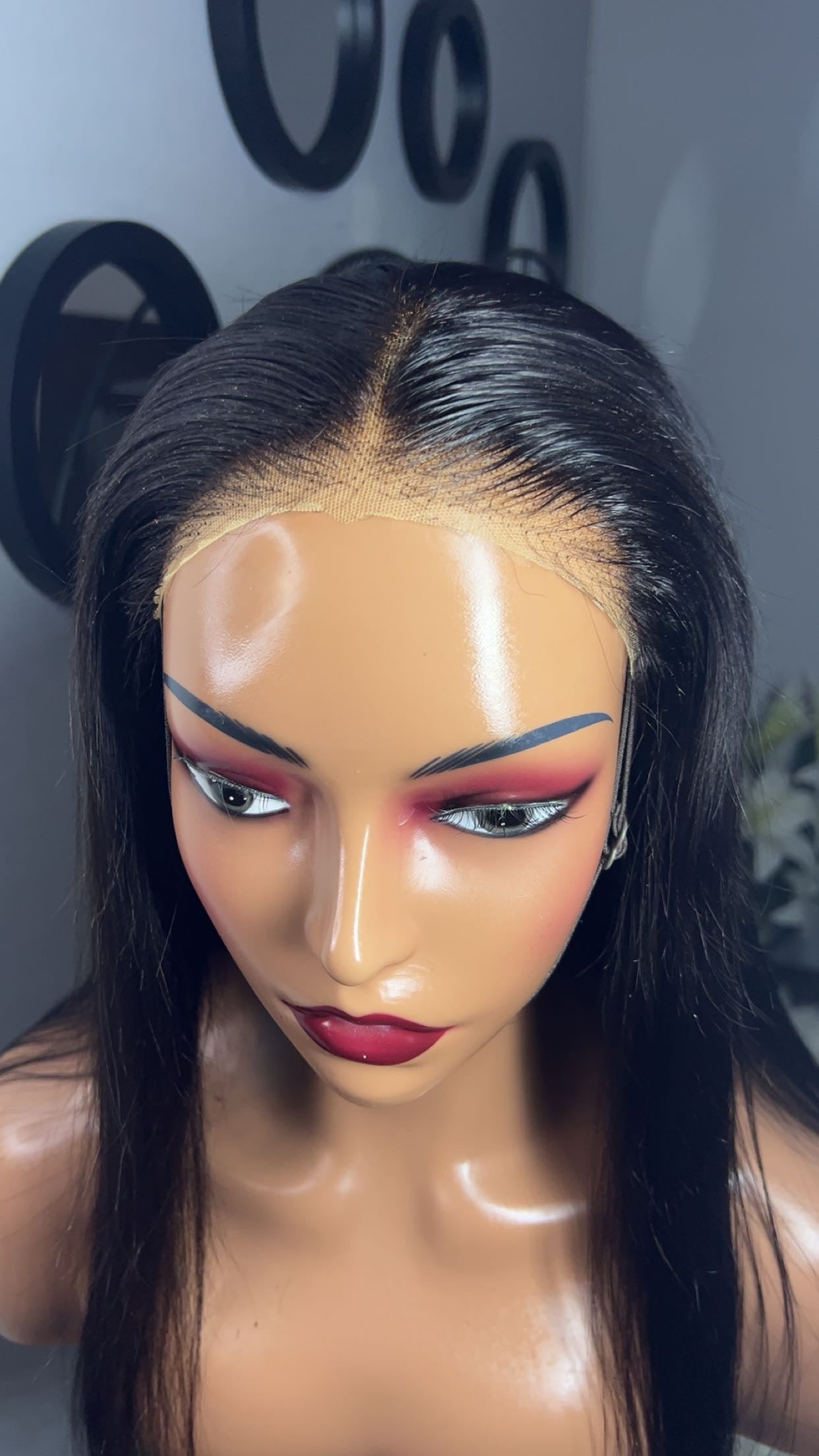 Perruque brésilienne 100% human hair sans colle, 18 pouces densité 250%; lace 6x4 couleur noir naturel