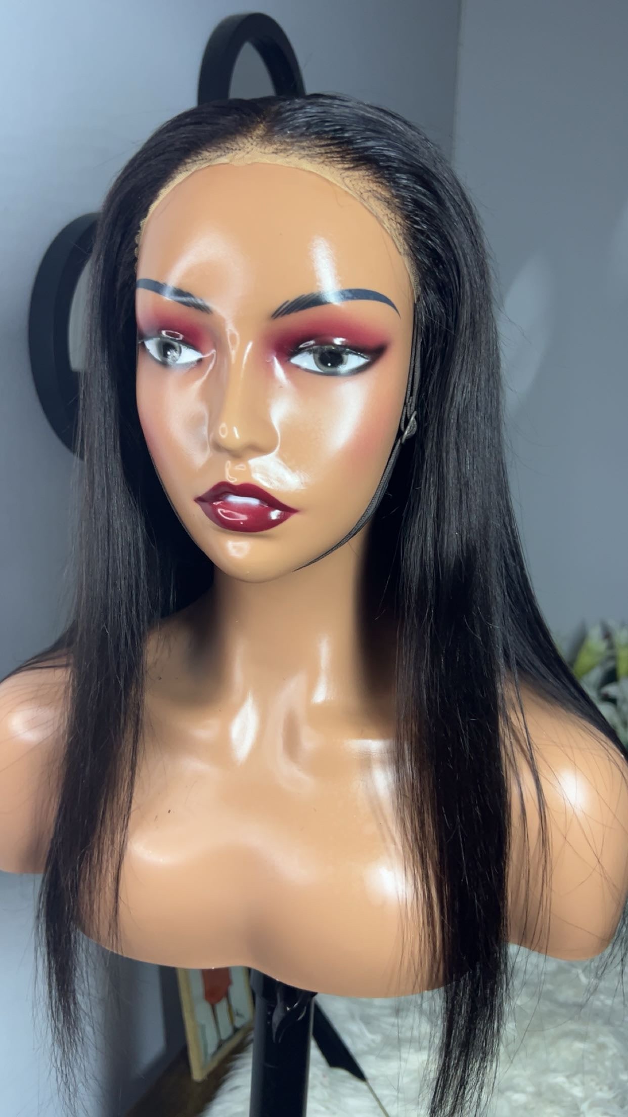 Perruque brésilienne 100% human hair sans colle, 18 pouces densité 250%; lace 6x4 couleur noir naturel