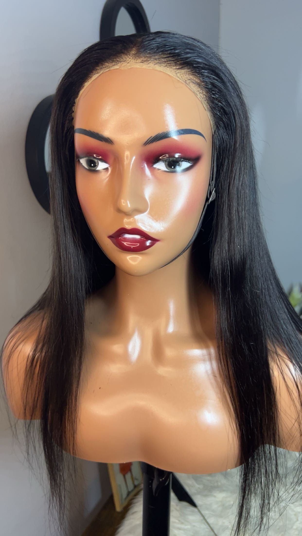 Perruque brésilienne 100% human hair sans colle, 18 pouces densité 250%; lace 6x4 couleur noir naturel