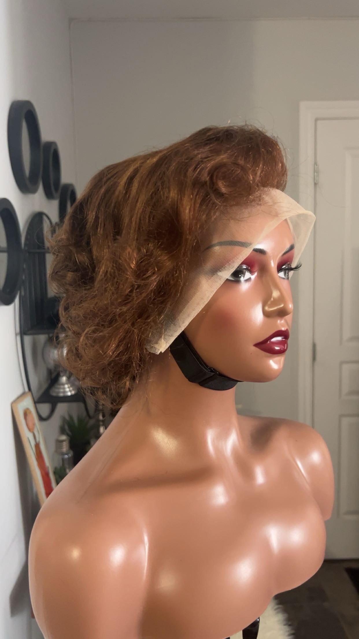 Perruque Bouncy de 12 pouces plusieurs couleurs disponibles