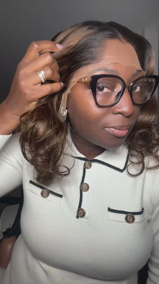 Wave de 16 deux tons marron pouces sur frontal real HD 13x4 + Lagos hair Line densité 180