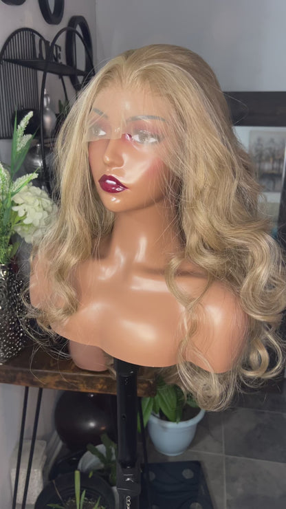 Perruque blend hair de qualité supérieure 22 pouces , bouclés couleur blond ombré châtain clair