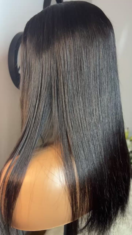 Perruque brésilienne 100% human hair sans colle, 18 pouces densité 250%; lace 6x4 couleur noir naturel